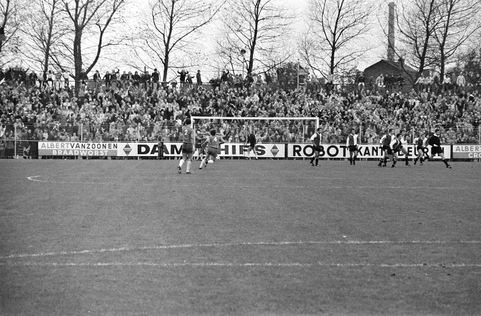 Telstar tegen Feijenoord 1-0 juichende Telstarspelers na 1-0, Bestanddeelnr 923-9556