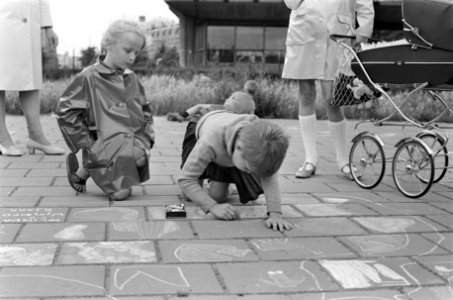 Tekenen op straat voor kinderen. Aan het werk in de Wibautstraat, Bestanddeelnr 921-5116