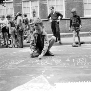 Tekenen op asphalt in de Roggeveenstraat in Amsterdam, Bestanddeelnr 910-5678