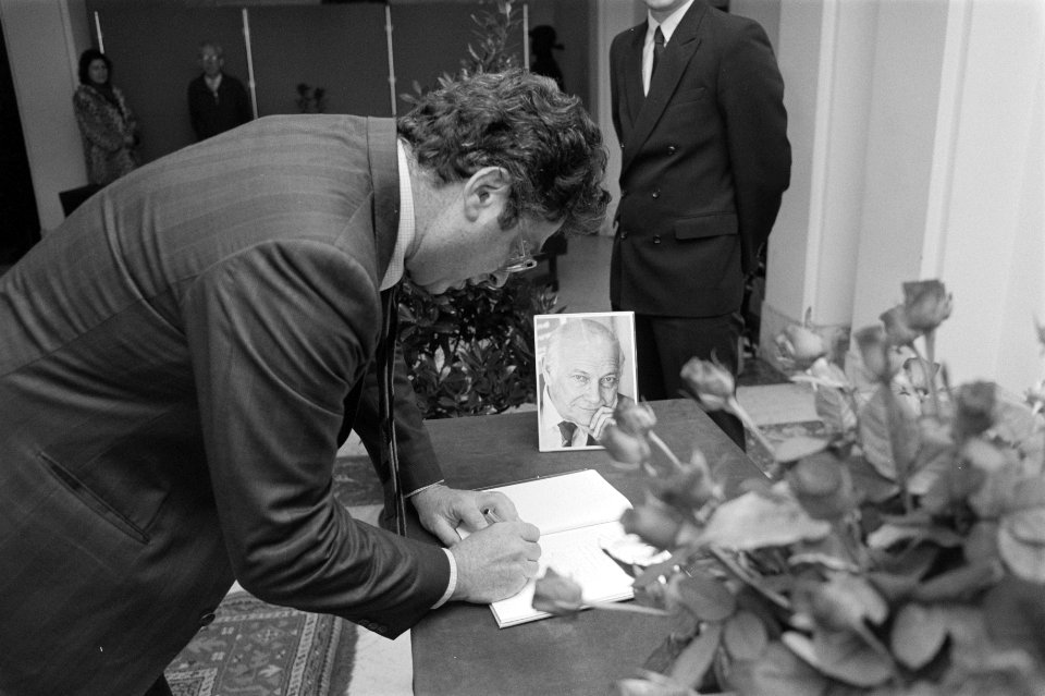 Tekenen condoleancereigster Joop den Uyl in stadhuis Amsterdam burgemeester Van, Bestanddeelnr 934-1589