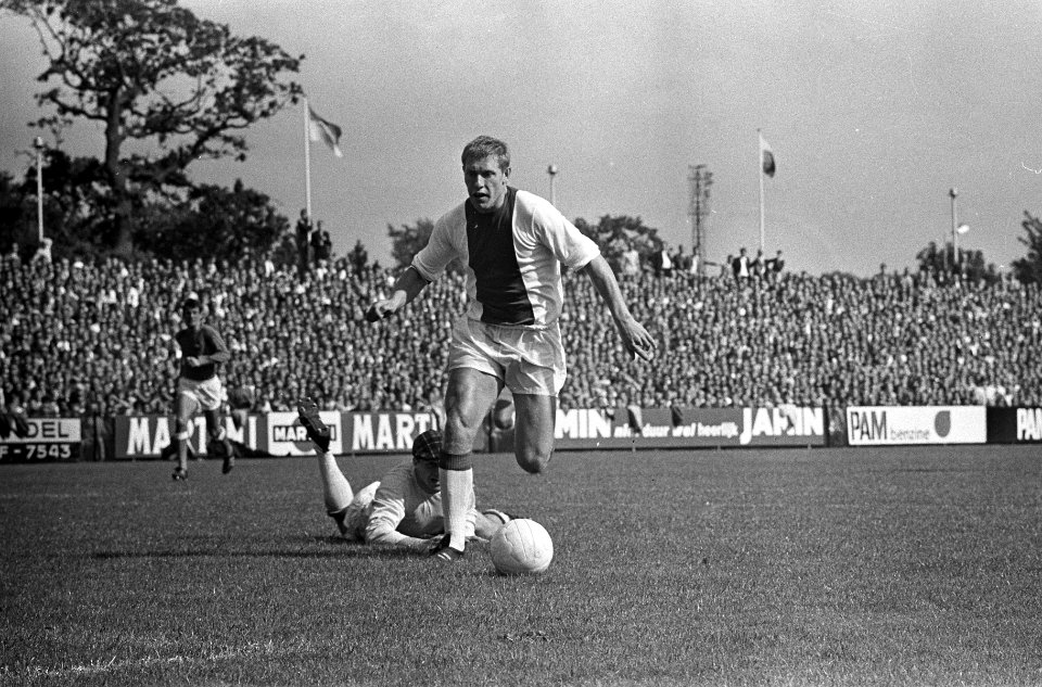 Telstar tegen Ajax 0-3. Tonnie Pronk passeert hier keeper Van Meeren van Telstar, Bestanddeelnr 920-6155