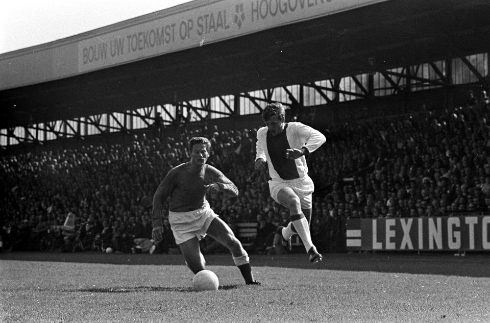 Telstar tegen Ajax 0-3. Piet Keizer in duel met Bakker, Bestanddeelnr 920-6154