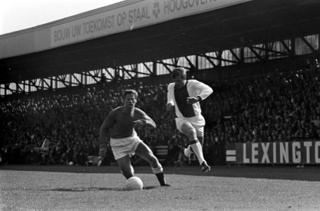 Telstar tegen Ajax 0-3. Piet Keizer in duel met Bakker, Bestanddeelnr 920-6154