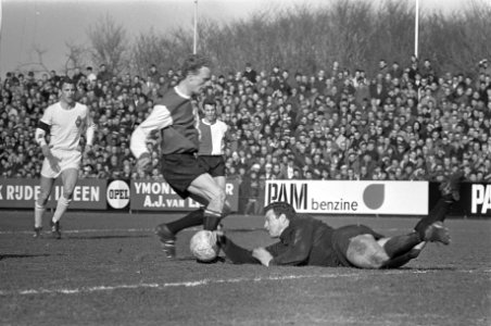 Telstar tegen Feyenoord 0-2, keeper Stuy in duel met Geels, Bestanddeelnr 920-1721