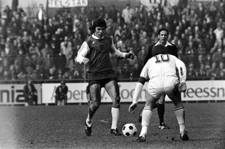 Telstar tegen Feijenoord 1-2 Van Hanegem in duel met Van Essen (10), Bestanddeelnr 928-4649