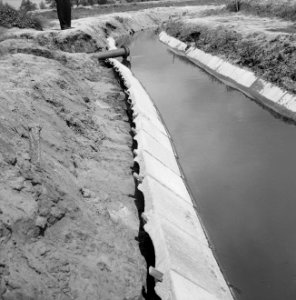 Taludvoorzieningen van met betontegels beklede leidingen, Bestanddeelnr 250-8036