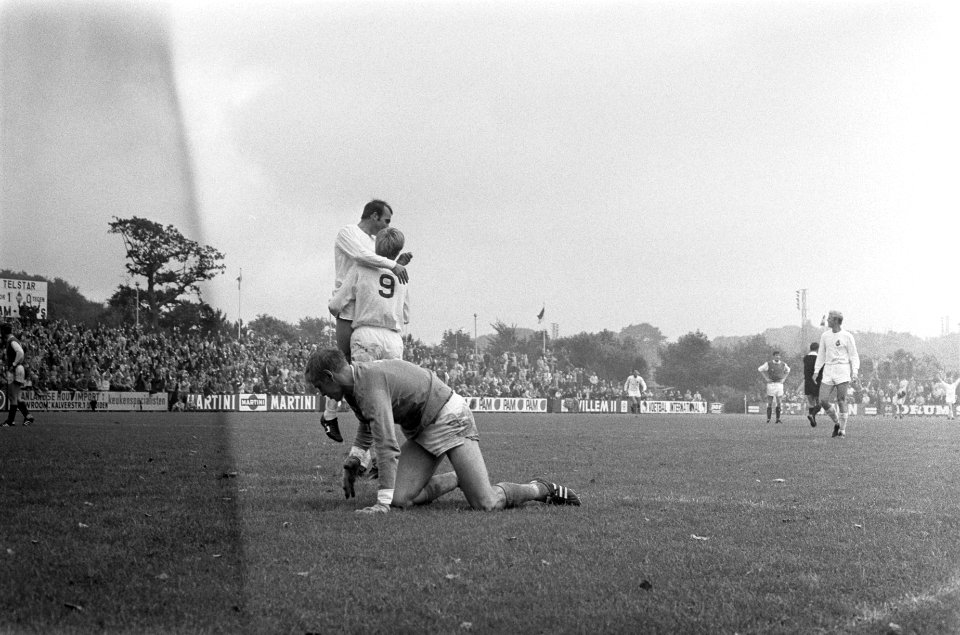 Telstar tegen F.C.Twente 2-0, keeper Schrijvers (Twente) verslagen op de grond, Bestanddeelnr 922-7311