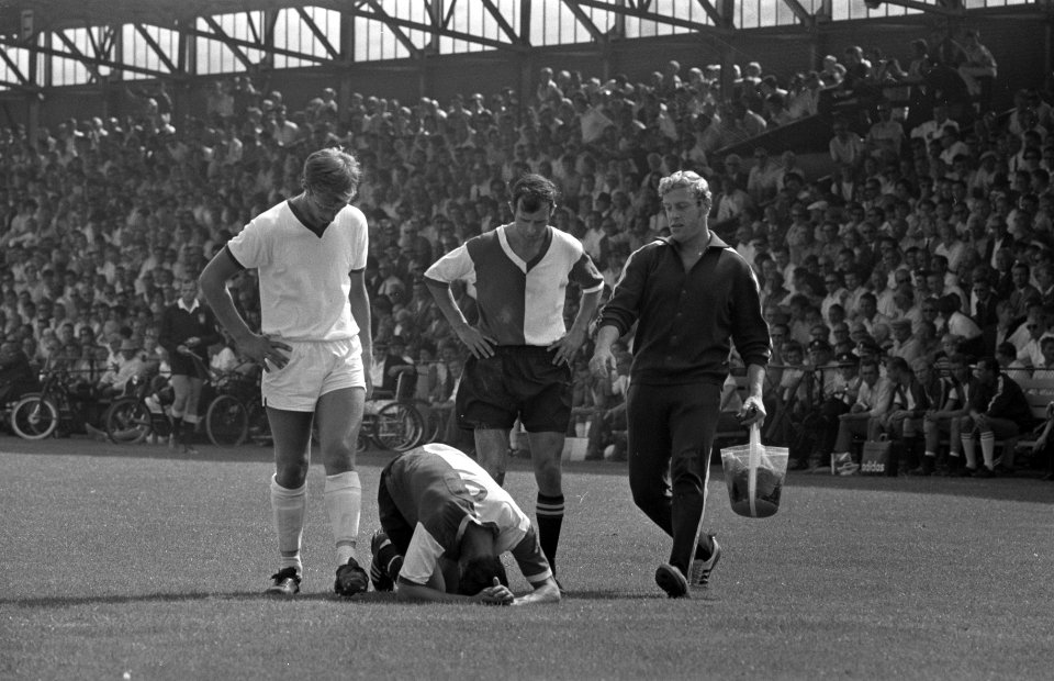 Telstar tegen Feyenoord 1-3. Blessure bij Feyenoord speler (Kindvall). Moulijn , Bestanddeelnr 922-6962