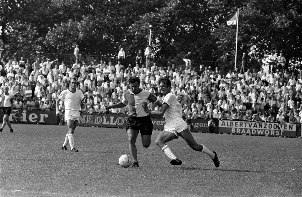 Telstar tegen Feyenoord 1-3 Hasil (Fey.) (l) en Geestman aktie nr. 21 Geels (, Bestanddeelnr 922-6958