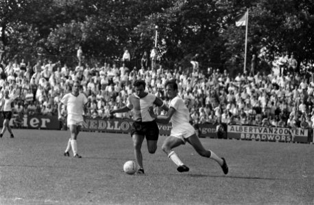 Telstar tegen Feyenoord 1-3 Hasil (Fey.) (l) en Geestman aktie nr. 21 Geels (, Bestanddeelnr 922-6958