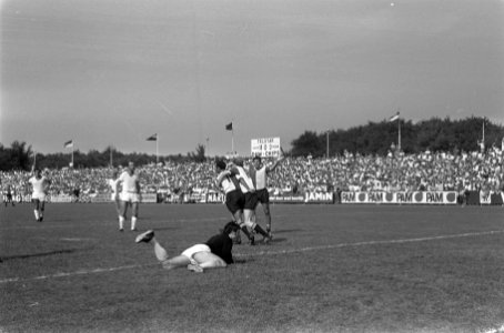 Telstar tegen Feyenoord 1-3 liggend Van Meeren v.l.n.r. Moulijn, Geels en jui, Bestanddeelnr 922-6960