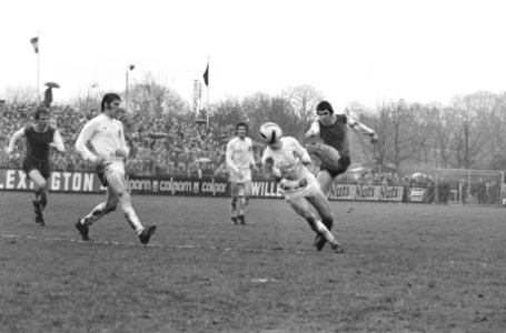 Telstar tegen Feyenoord 1-3, Van Hanegem (rechts) in actie nr 11a Wery (rechts), Bestanddeelnr 925-4854