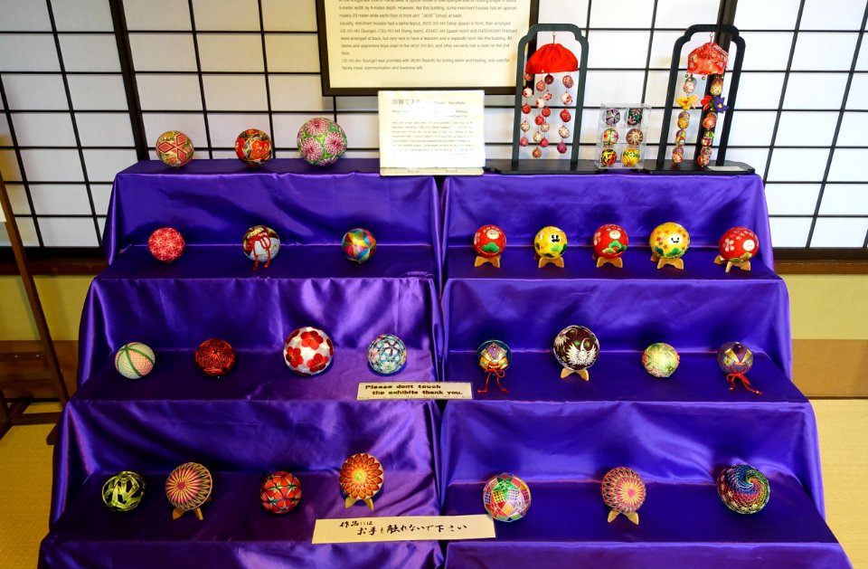 Temari display - Shinise Kinenkan Museum - Nagamachi - Kanazawa, Japan - DSC00180