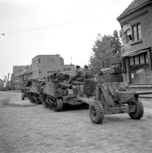 Tankeenheden van de Irish Guards rijden Aalst binnen, Bestanddeelnr 255-9182