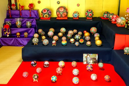 Temari display - Shinise Kinenkan Museum - Nagamachi - Kanazawa, Japan - DSC00207