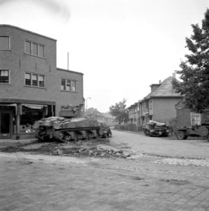 Tankeenheden van de Irish Guards nemen stelling op een kruising in Aalst, Bestanddeelnr 255-9030