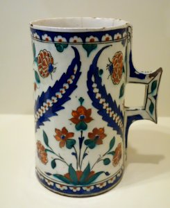 Tankard with floral decoration, Iznik ware, Turkey, Iznik, Ottoman period, last quarter of 16th century, earthenware with underglaze polychrome painting - Cincinnati Art Museum - DSC04101