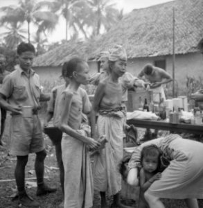 Tangerang Verzwakt en vermagerd door ondervoeding en malaria komen Indonesische, Bestanddeelnr 12232