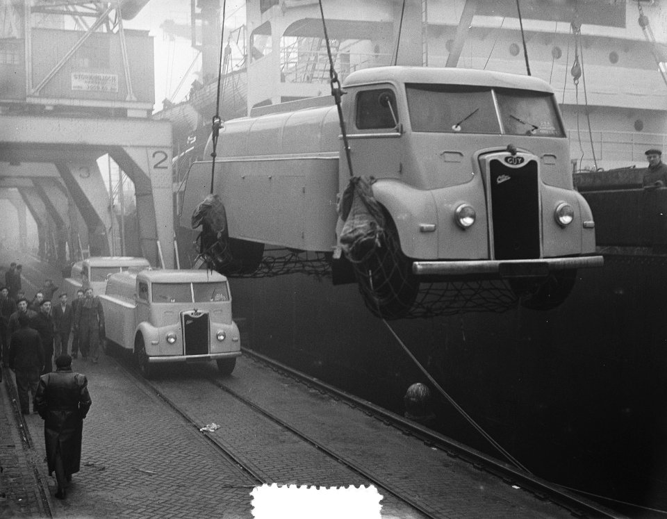 Tankauto voor Indonesie inladen aan boord Ms. Mermidon, Bestanddeelnr 906-1362