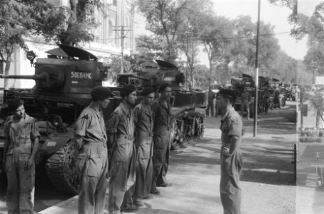 Tankbemanning staat aangetreden voor hun tank (genaamd Soebang) in een colonne t, Bestanddeelnr 84-6-2