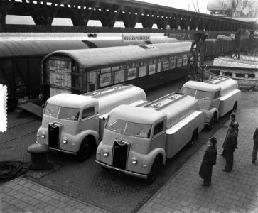 Tankauto voor Indonesie inladen aan boord Ms. Mermidon, Bestanddeelnr 906-1367