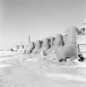 Taludbeschermers (grote betonnen vormen) bedekt met doeken, Bestanddeelnr 255-2553 photo