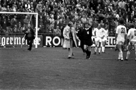 Telstar tegen FC Amsterdam 0-3 trainer Pim van der Meent wordt door scheidsrech, Bestanddeelnr 928-2150