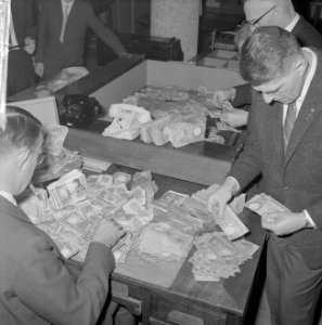 Telling geld van de Marathon in de RAI in de spaarbank voor de stad Amsterdam, Bestanddeelnr 914-5620
