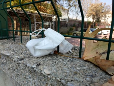 Tellerin arasında cerrahî maske Konya
