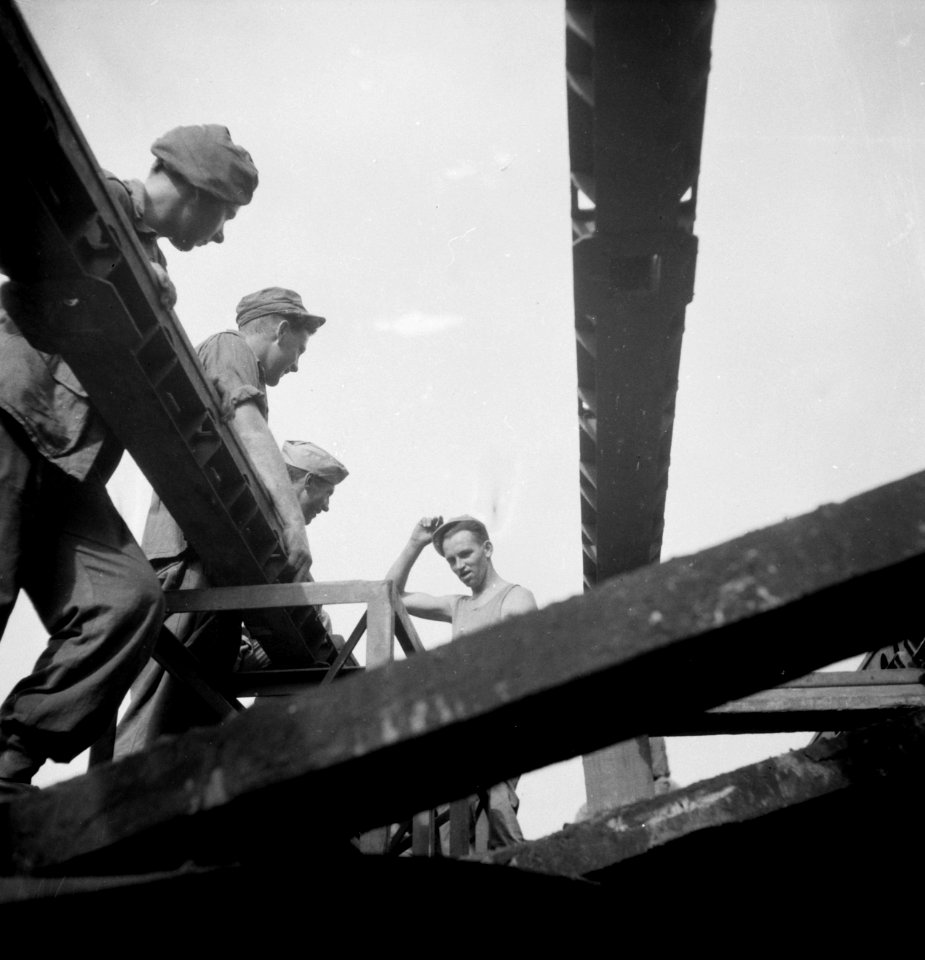 Tangerang. De pioniers van de ondersteuningscompagnie aan de arbeid. Een brug is, Bestanddeelnr 12211