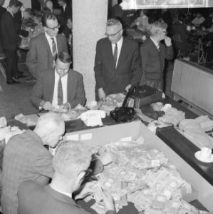 Telling geld van de Marathon in de RAI in de spaarbank voor de stad Amsterdam, Bestanddeelnr 914-5619