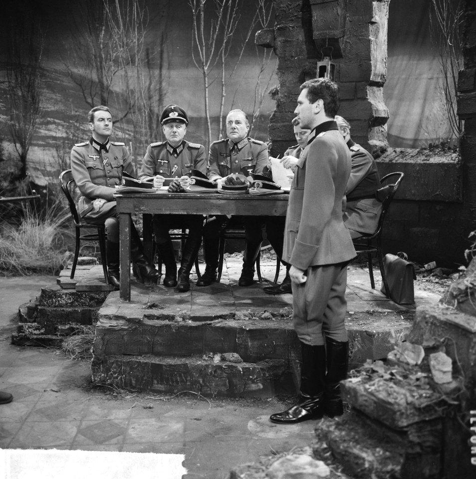 Televisiespel Wonder aan de Donau revue KRO, v.l.n.r. A. van de Kwart , Ben Ae, Bestanddeelnr 915-9968