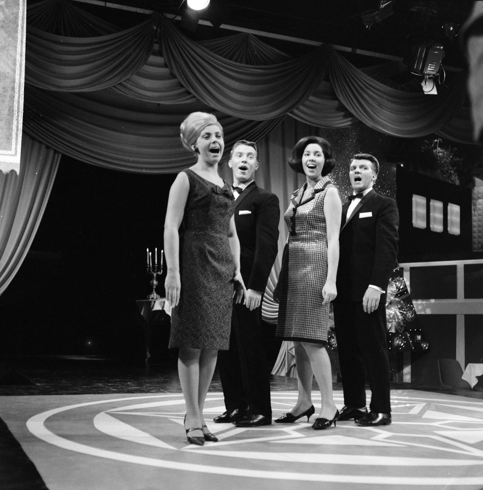 Televisieprogramma de Corry Brokken-Show Corry Brokken (r.) tijdens het program, Bestanddeelnr 918-5448