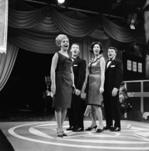Televisieprogramma de Corry Brokken-Show Corry Brokken (r.) tijdens het program, Bestanddeelnr 918-5448