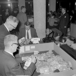 Telling geld van de Marathon in de RAI in de spaarbank voor de stad Amsterdam, Bestanddeelnr 914-5626 photo