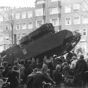 Tank op de Stadionweg van oplegger, Bestanddeelnr 911-1171