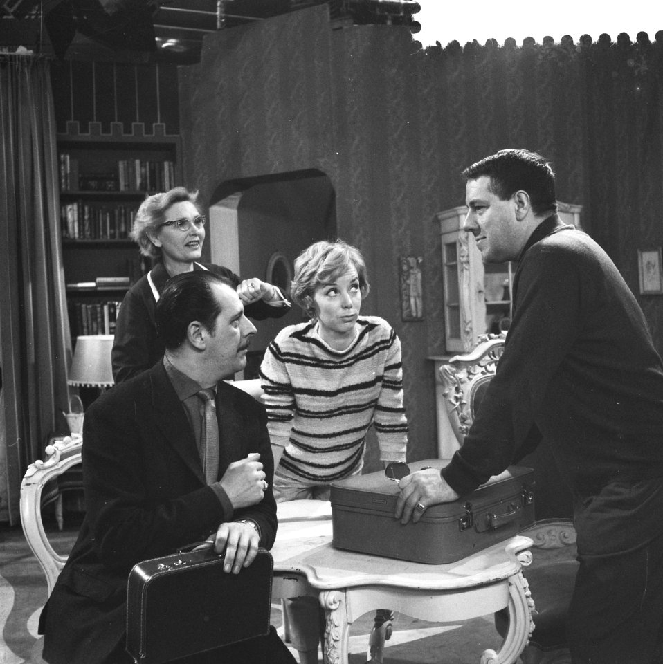 Televisiespel Oscar, vlnr Joop Doderer, Mimi Boesnach, Rita Marechal en Ko, Bestanddeelnr 911-0619