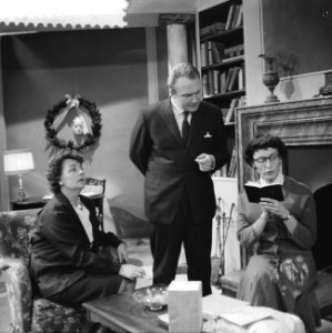 Televisiespel Alles in tweevoud, vlnr Mieke Verstraete, Kees Brusse en Ann, Bestanddeelnr 910-9951
