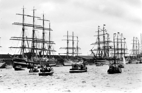 Tall-shipps links de Krunenstern, derde van links de Amerigo Vespucci, Bestanddeelnr 930-9532