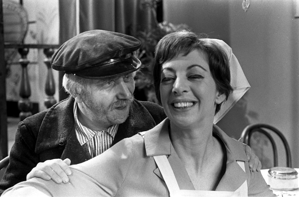 Televisieserie Ja zuster nee zuster, opa Leen Jongewaard (links) met Hetty Blo…, Bestanddeelnr 921-0197