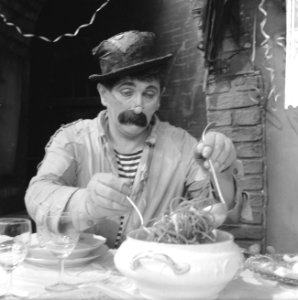 Televisieshow Saint Germain des Pres . Tom Manders als Dorus eet soep, Bestanddeelnr 913-4900