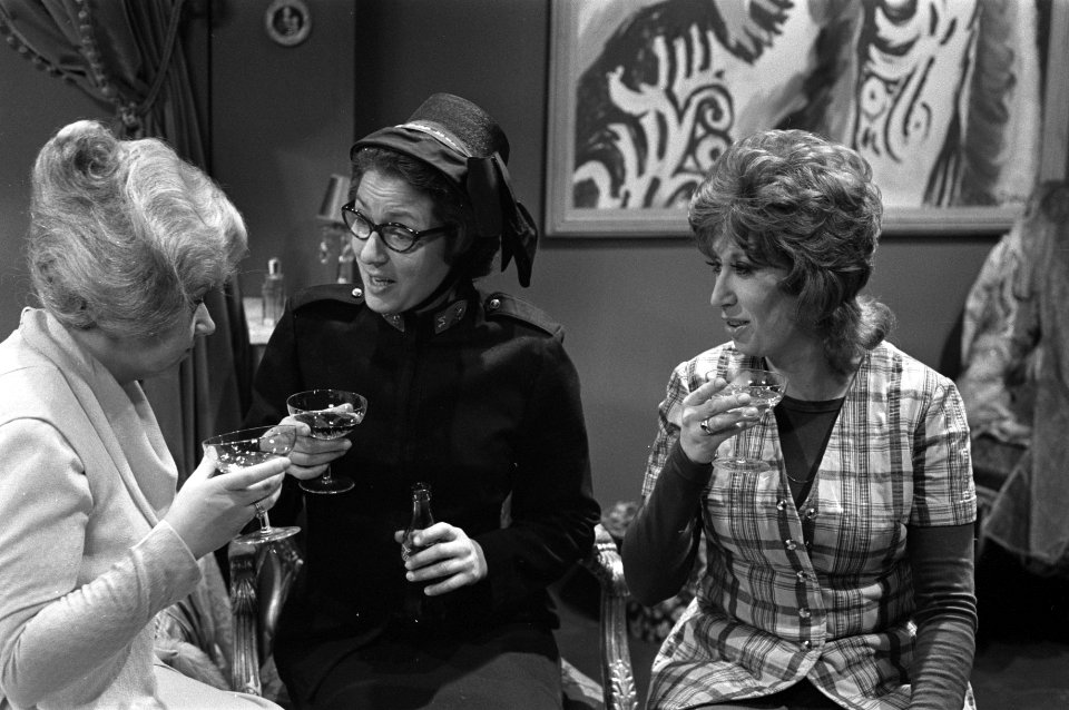 Televisieserie Mijn tante Victoria , v.l.n.r. Sylvia de Leur, Lies de Wind , R, Bestanddeelnr 925-3409
