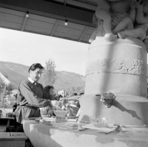 Tappen van wijn uit de Weinbrunnen, Bestanddeelnr 254-3893