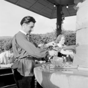 Tappen van wijn uit de Weinbrunnen, Bestanddeelnr 254-3894