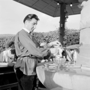 Tappen van wijn uit de Weinbrunnen, Bestanddeelnr 254-3892