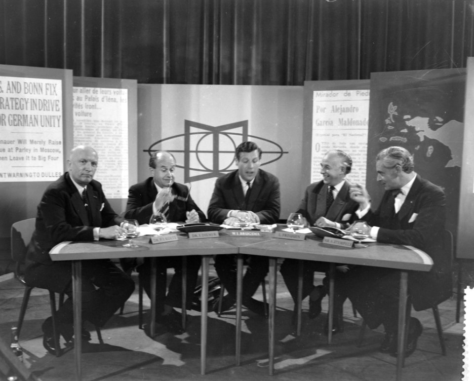Televisieprogramma Pers in Persoon, v.l.n.r. dr. P.J. Koets (het Parool), dr. , Bestanddeelnr 911-6624