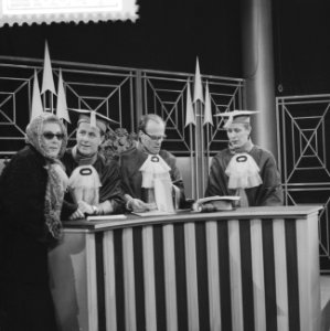 Televisieprogramma Publieke Tribune , v.l.n.r. J. van Gasteren, Pieter ..., , Bestanddeelnr 910-8206