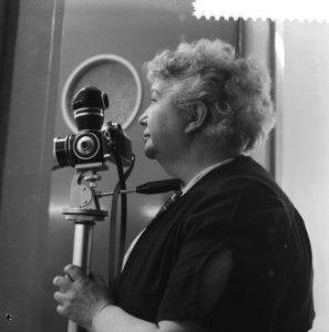 Televisieprogramma van de VPRO Dat had U gedacht Sophie Stein met een fototoes, Bestanddeelnr 910-3063