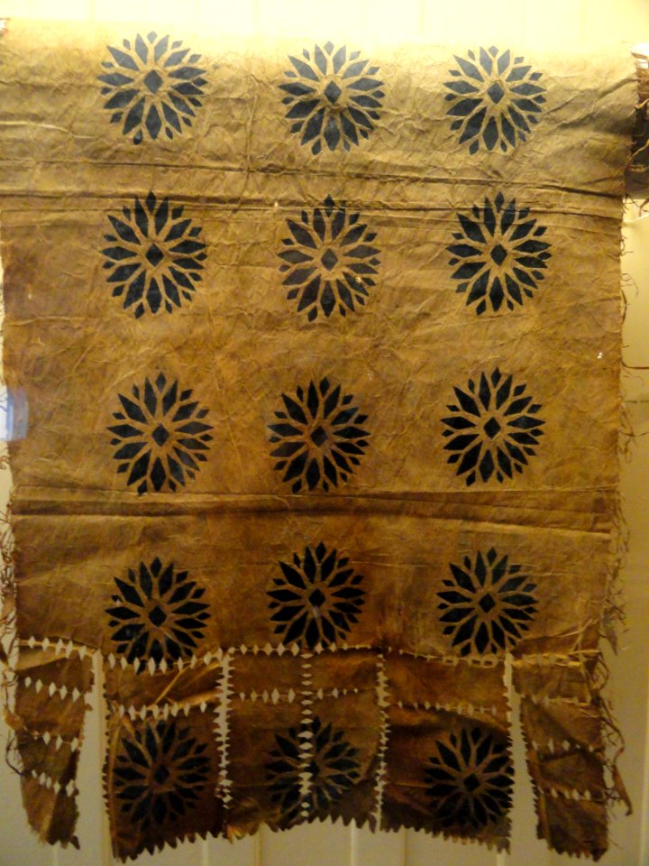Tapa cloth with black designs and fringe, Fiji, collected 1930 - Pacific collection - Peabody Museum, Harvard University - DSC05739