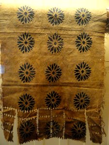 Tapa cloth with black designs and fringe, Fiji, collected 1930 - Pacific collection - Peabody Museum, Harvard University - DSC05739